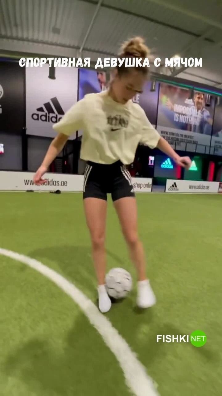 Девушка неплохо управляется с футбольным мячом