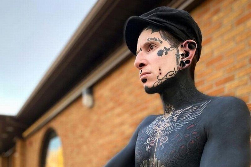 Экстремальный фанат татуировок рассказал о том, сколько стоила его трансформация