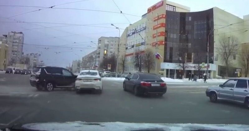 Фальстарт: три автомобиля столкнулись в Ульяновске