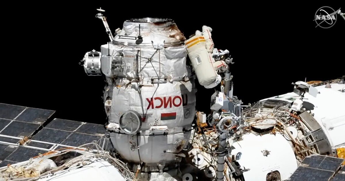 Российские космонавты завершили первый в этом году выход в открытый космос