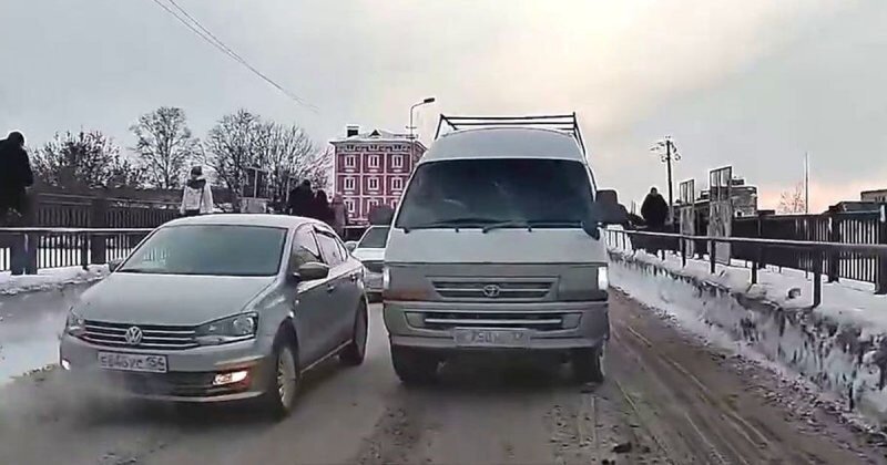 В Новосибирске принципиальный водитель не позволил автохаму проехать по встречной полосе