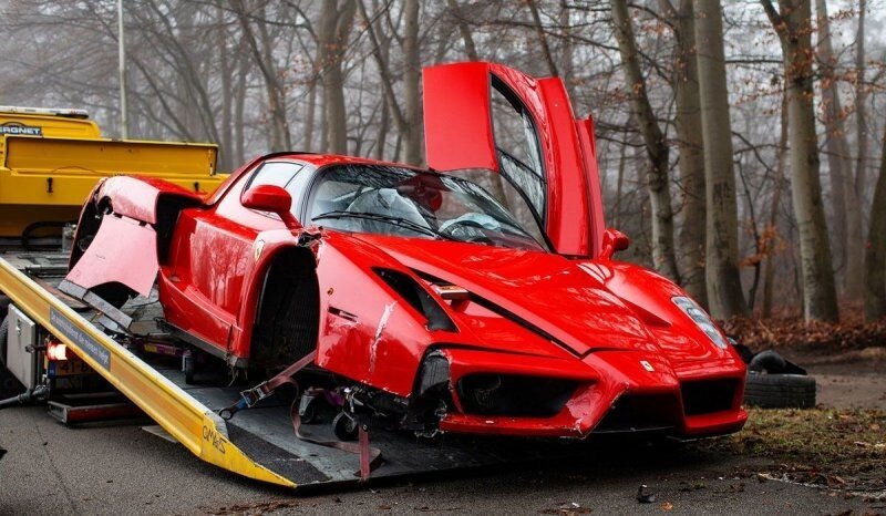 В Нидерландах механик разбил редчайший Ferrari Enzo, врезавшись в пень во время тест-драйва