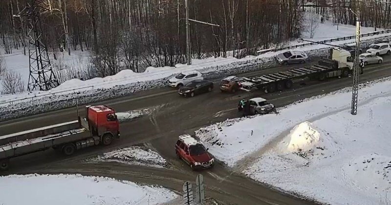 Авария дня. Водитель легковушки подставился под грузовик в Петрозаводске