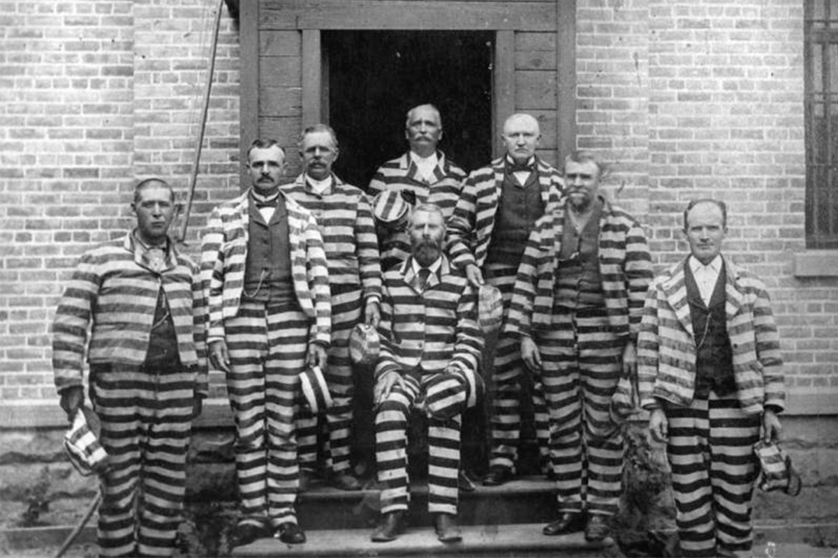 Почему арестанты раньше носили полосатую одежду?