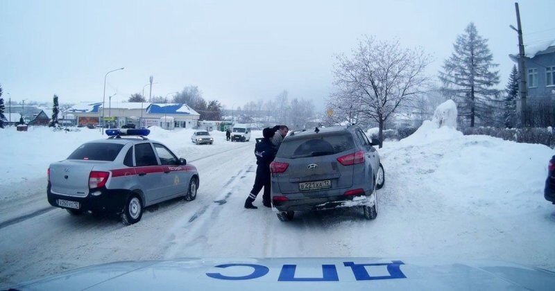 В Марий Эл инспектор схватился за руль и на ходу остановил машину пьяного нарушителя