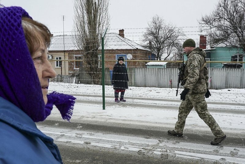 Украинское руководство продолжает попытки закрыть глаза своих граждан на экономический кризис в стране