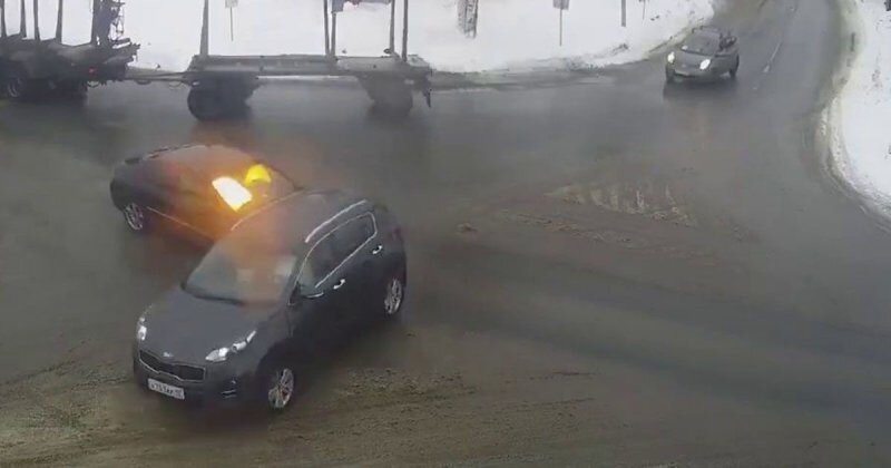 «А что это так бумкнуло?!»: ДТП на перекрёстке в Петрозаводске