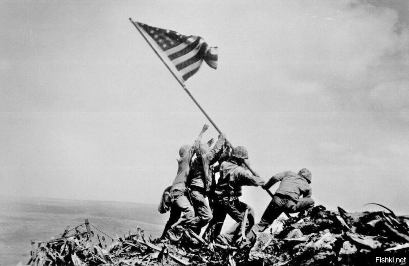 Первый флаг США был поднят над Сурибати вскоре после захвата вершины горы, пр...