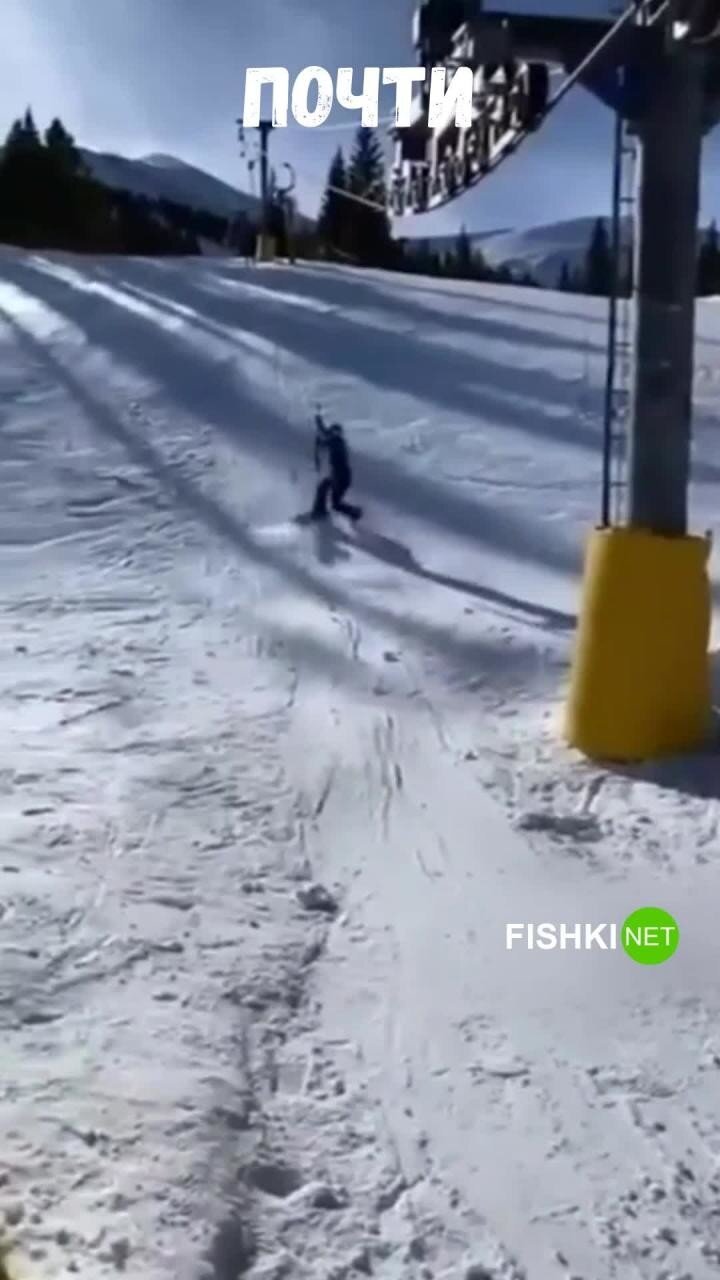 Сноубордист пытается освоить бугельный подъемник