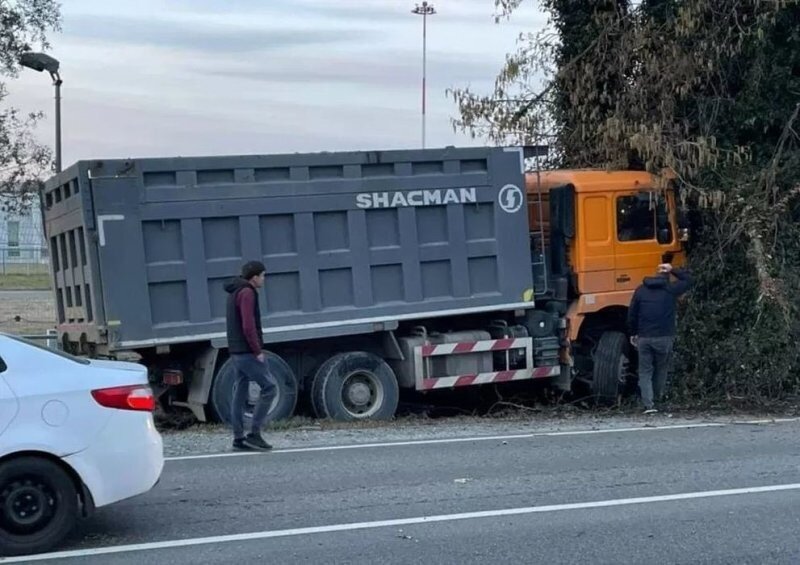 Авария дня. В Сочи в массовом ДТП погиб водитель припаркованного автомобиля