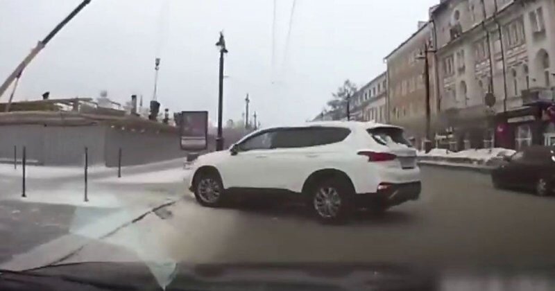 Автомобилистка из Омска исполнила интересный манёвр, который привёл к серьёзному ДТП