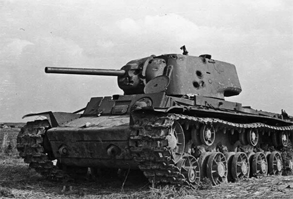 Курьёзы Великой Отечественной войны: как немцы помогли нашим танкистам завести с толкача танк КВ-1