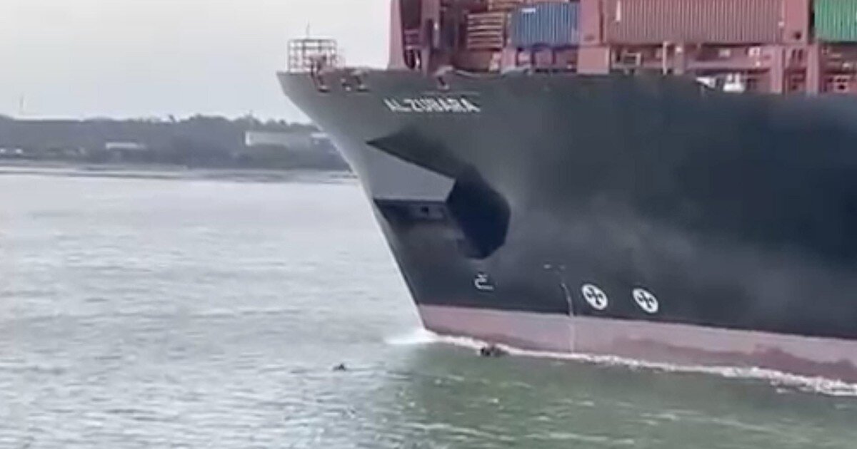 Мужчина вплавь спасся от столкновения с грузовым судном весом 200&nbsp;000 тонн