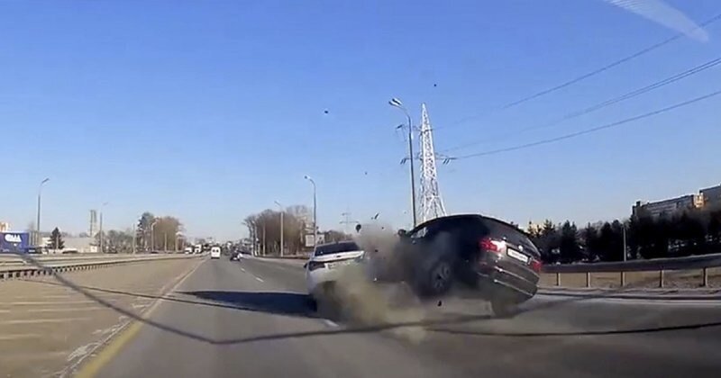 Это ж надо было так постараться: в Минске женщина на BMW протаранила попутный Chevrolet