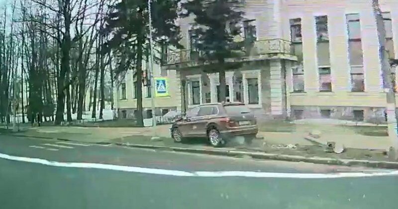 Не вписался в поворот: в Санкт-Петербурге водитель «Тигуана» снёс светофор