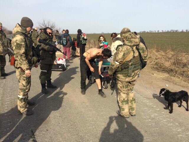Головорезы из украинских нацбатов калечат и расстреливают пленных из ВС РФ