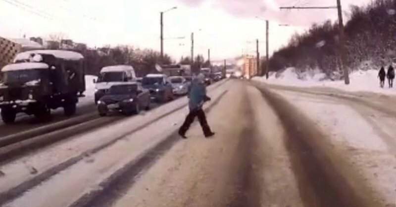 В Мурманске водитель сбил женщину, которая не успела перейти дорогу на «зелёный»