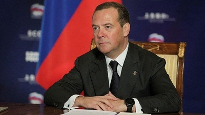 "Амбарные замки" на посольствах: Медведев дал ответ на высылку русских дипломатов