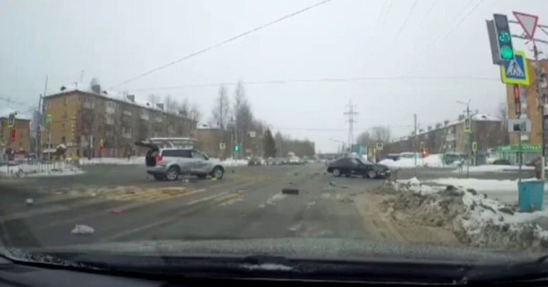 Столкновение на перекрёстке в Коми: пострадали два человека