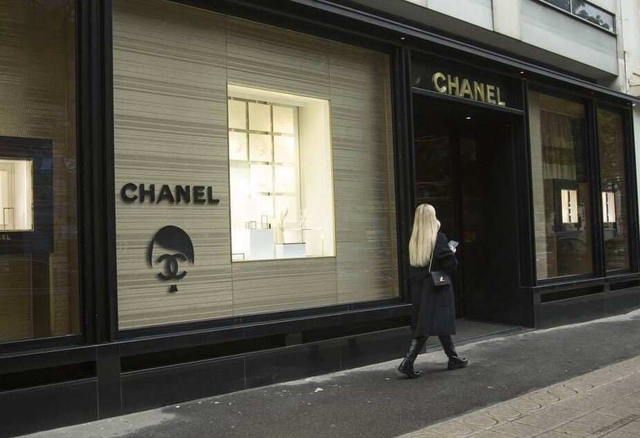 Chanel теперь с челкой и усами: почему активисты наклеили на бутики образ фюрера