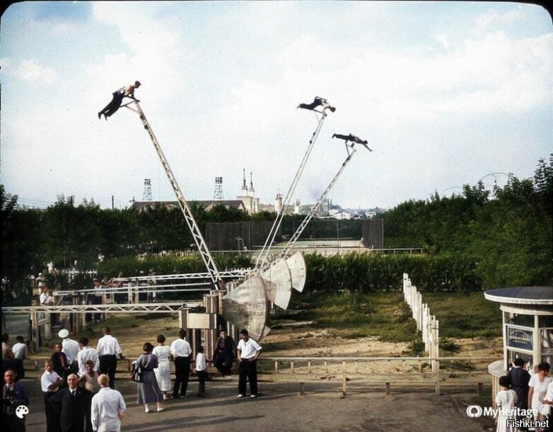Аттракцион "Летающие люди" в парке Горького, 1937 год