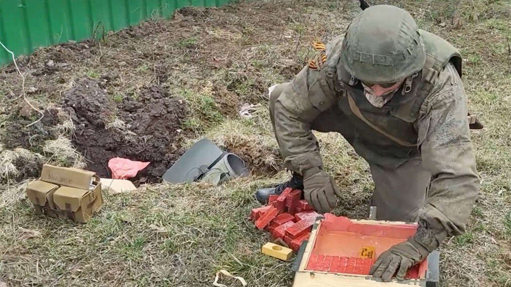 Почему укронацисты бегут от российских танков, но смело выбирают боевые точки в детсадах