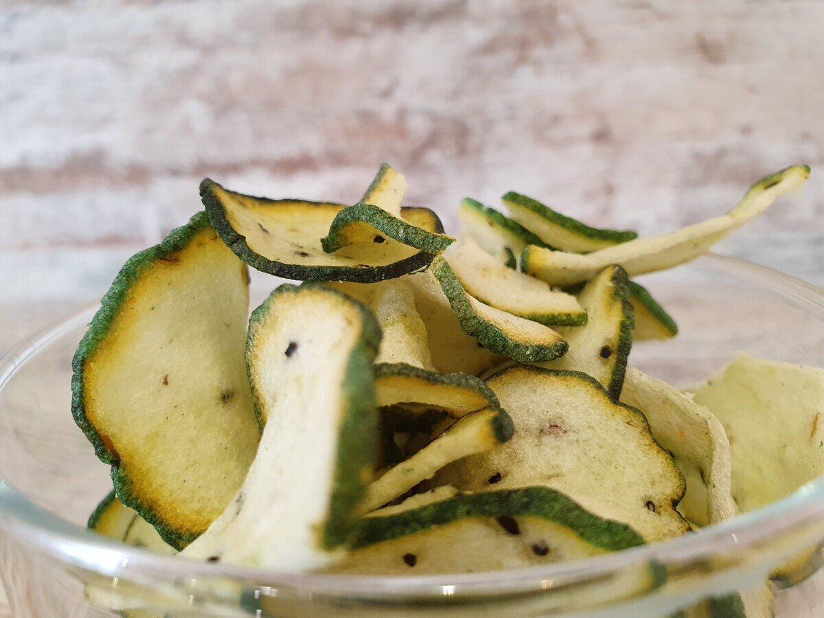 Почему некоторые картофельные чипсы зелёного цвета и опасно ли их есть?