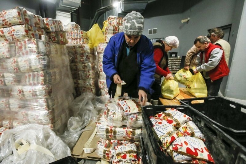 По традиции тащить к себе в нору все, что дали всем