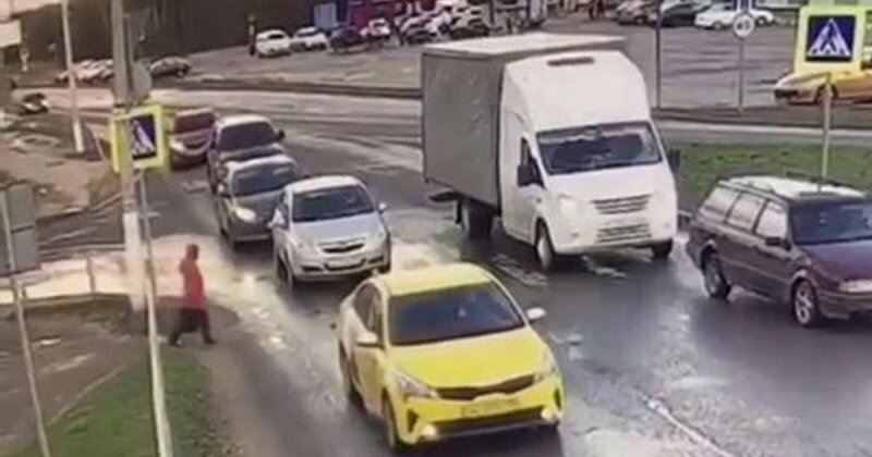 Не самая хорошая попытка перехода дороги: женщина оказалась под колёсами ГАЗели в Подмосковье