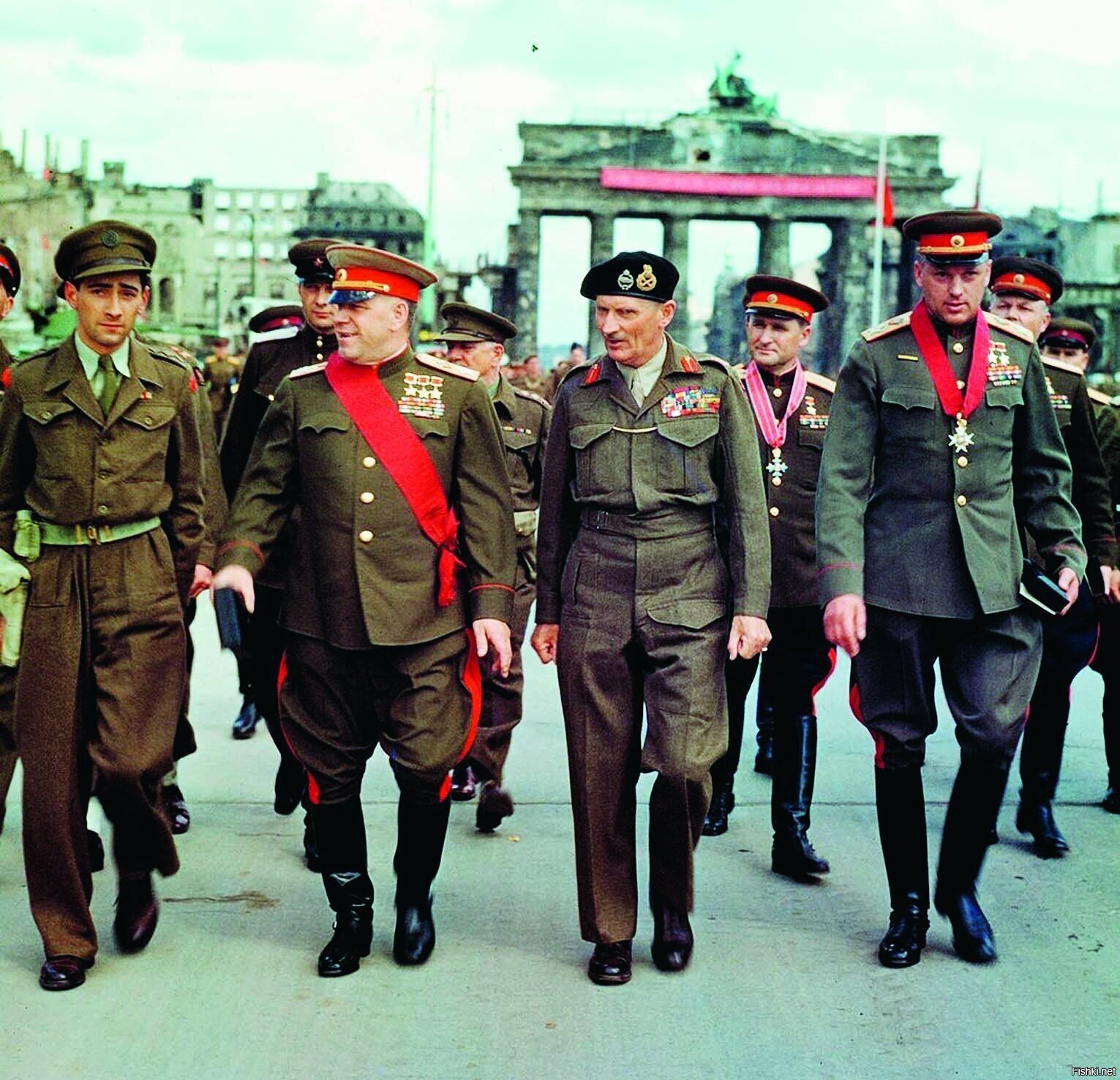 Жуков,Монтгомери,Рокоссовский у Бранденбургских ворот в Берлине,после введени...