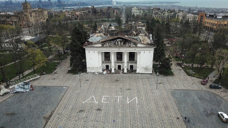 Очень символичное видео. Некогда одно из красивейших зданий Мариуполя превратилось в руины
