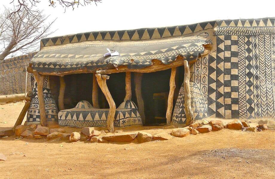 Деревня в Буркина-Фасо, которая вся разрисована узорами и символами