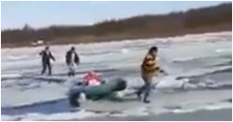 Подвыпивший мужчина потащил надувную лодку с ребёнком через ледоход