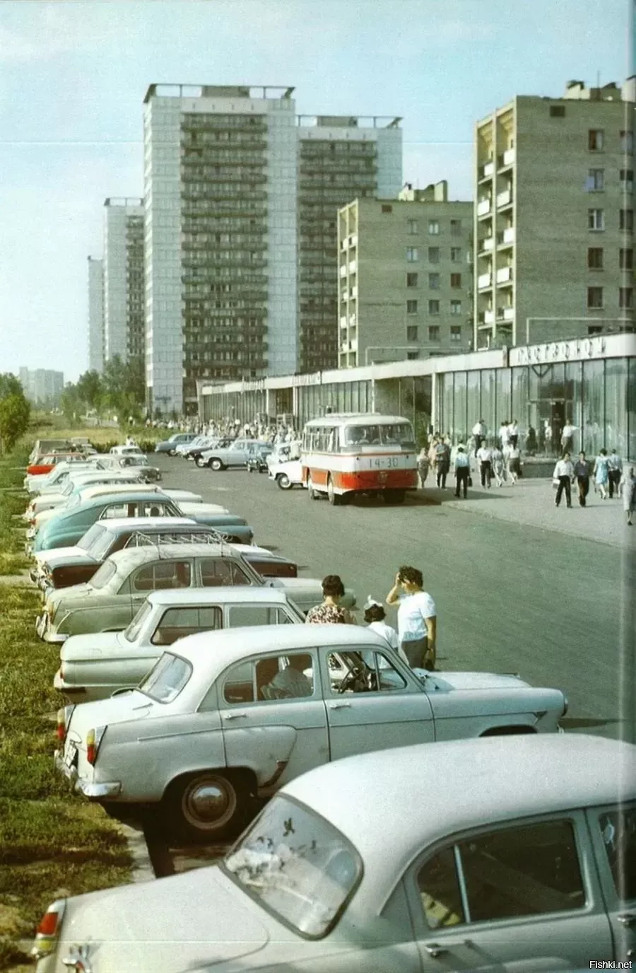 Парковка возле универмага "Ленинград" на Ленинградском шоссе