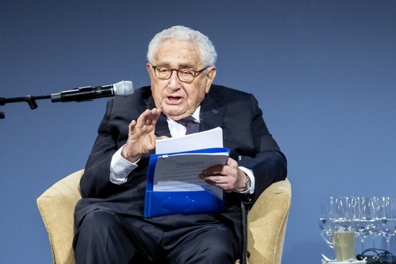 Киссинджер: Украина должна уступить территорию России, чтобы прекратить войну