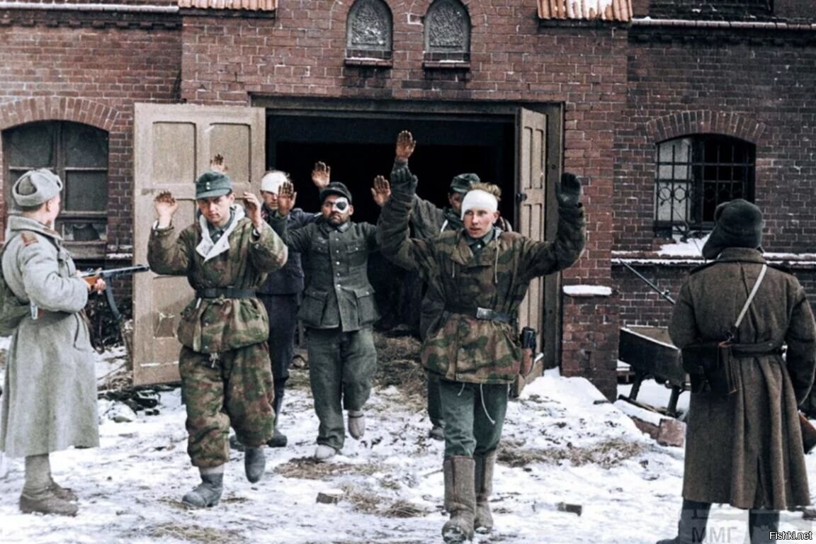 Немецкие солдаты сдаются Красной Армии в Восточной Пруссии