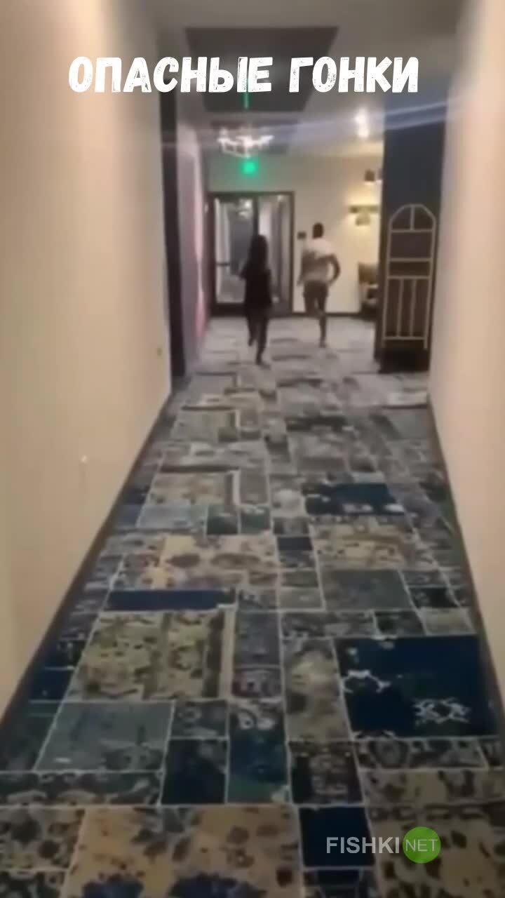 Парень и девушка решили пробежать по коридору наперегонки