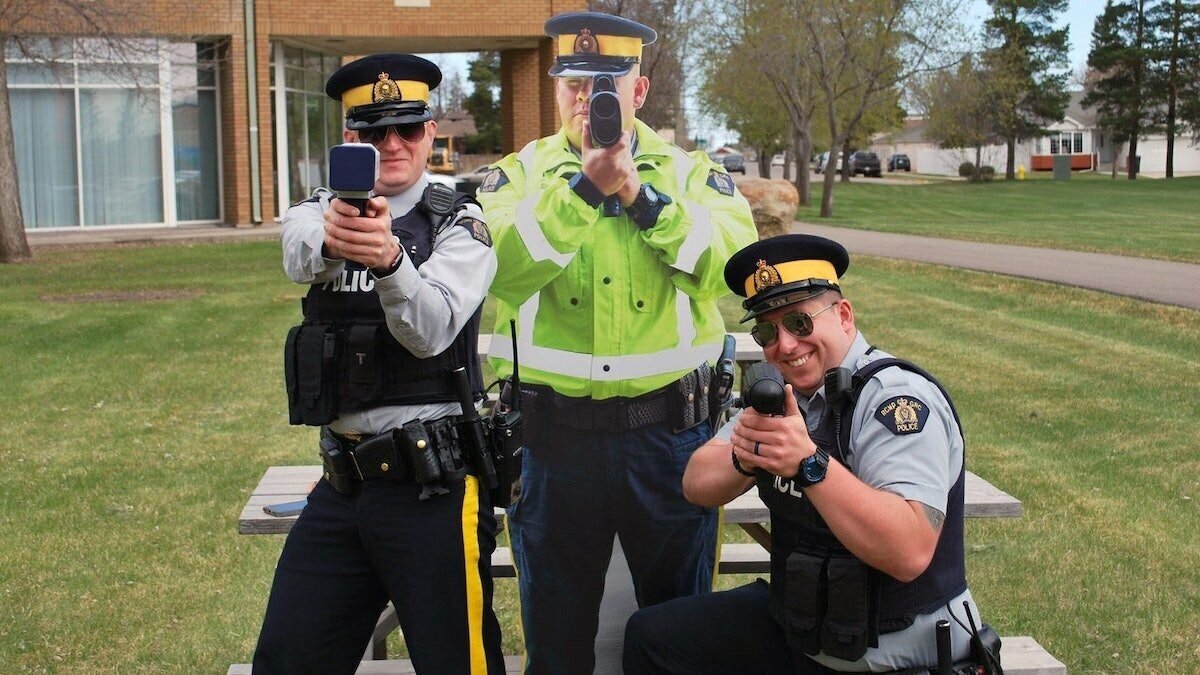 Для тренировки психики: канадских полицейских заставляли испражняться друг другу на лицо