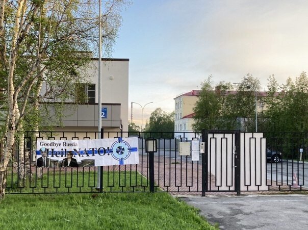 Около консульства Финляндии в Мурманске появилось&nbsp;граффити «НАТО – территория фашизма»