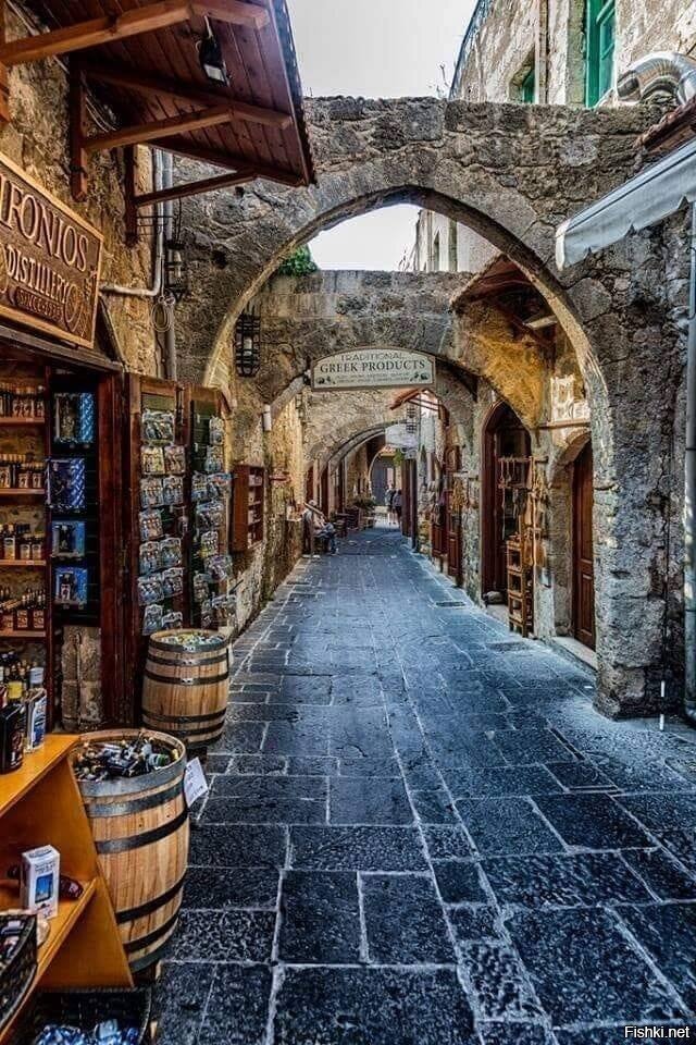 Средневековая улочка на острове Родос, Греция