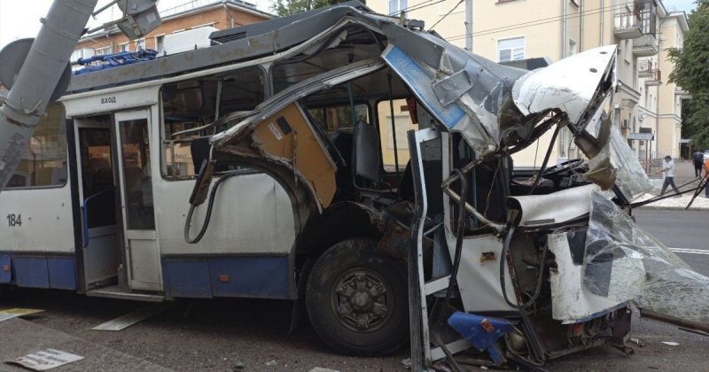 Авария дня. Во Владимире водитель троллейбуса уснула за рулем и врезалась в столб