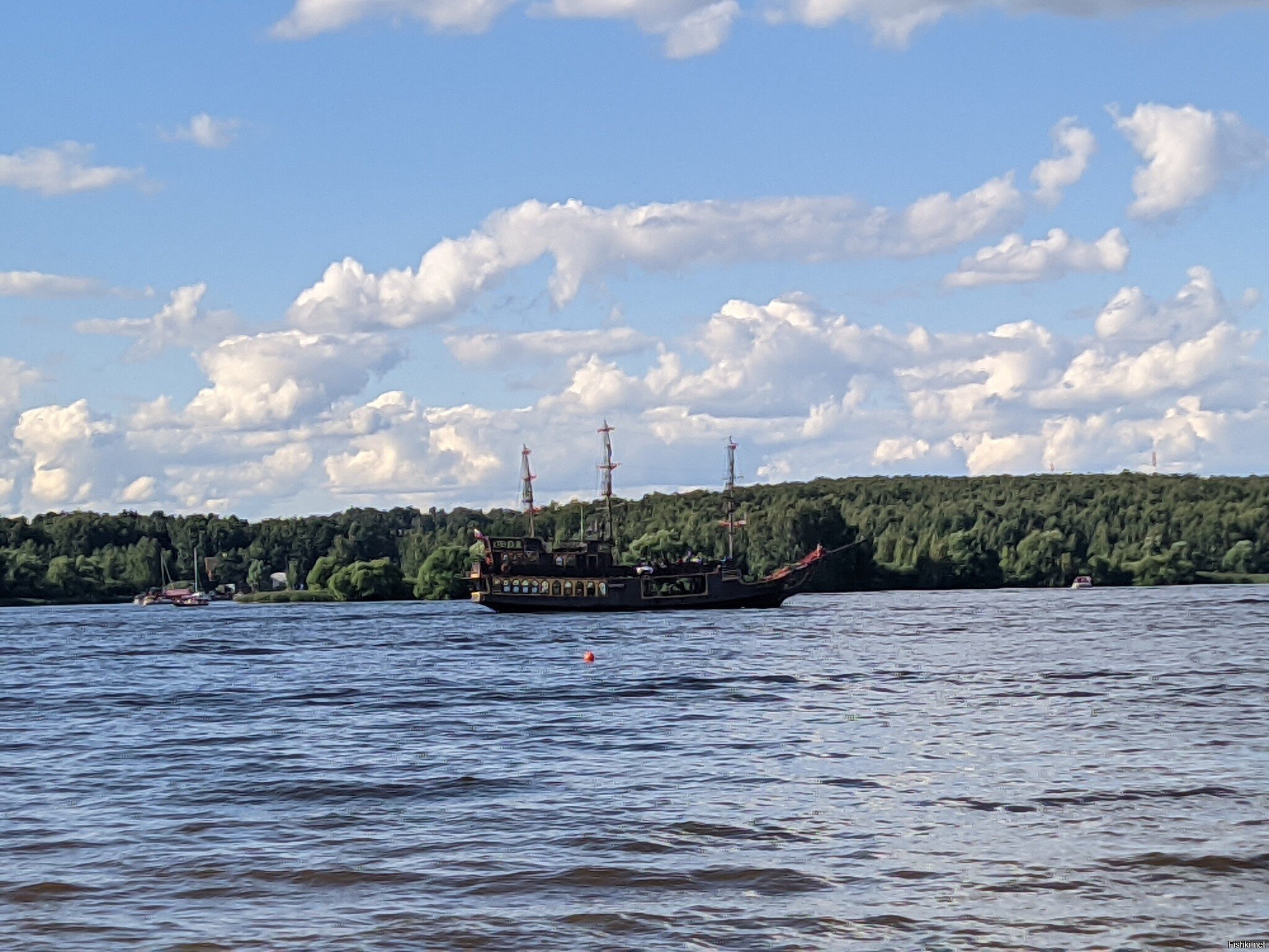 Корабль на Пироговском водохранилище