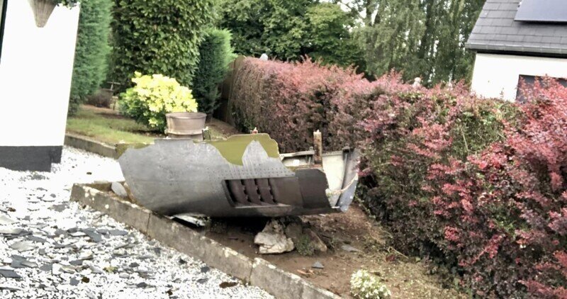 Самолет Air Atlanta уронил часть двигателя во двор дома