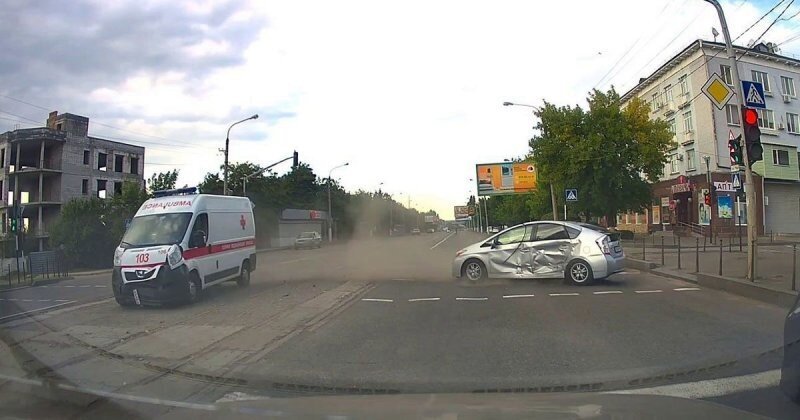 В Луганске произошло ДТП с участием кареты скорой помощи