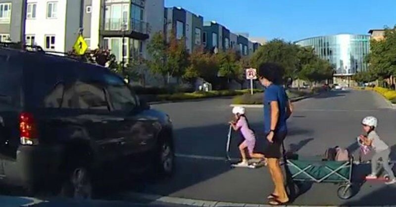 Пролетел в нескольких сантиметрах: лихач чуть не снёс маленькую девочку на пешеходном переходе