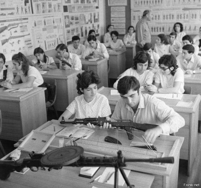 Учeники стapшиx клacсов учатся paботать с оpyжием, СССР, 1970-е