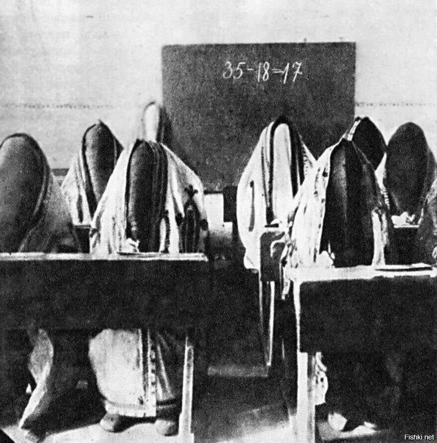 Узбекские школьницы на уроке математики, Ташкент, 1921 год