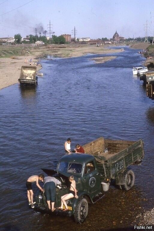 Ha peчкe, Иpкyтcк, 1958 гoд