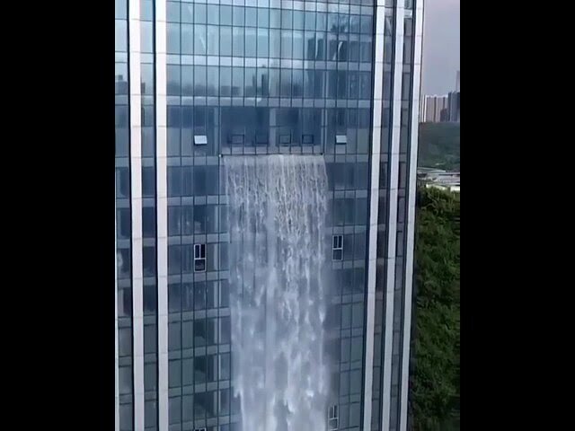 Самый большой искусственный водопад встроен в небоскрёб Liebu International B...