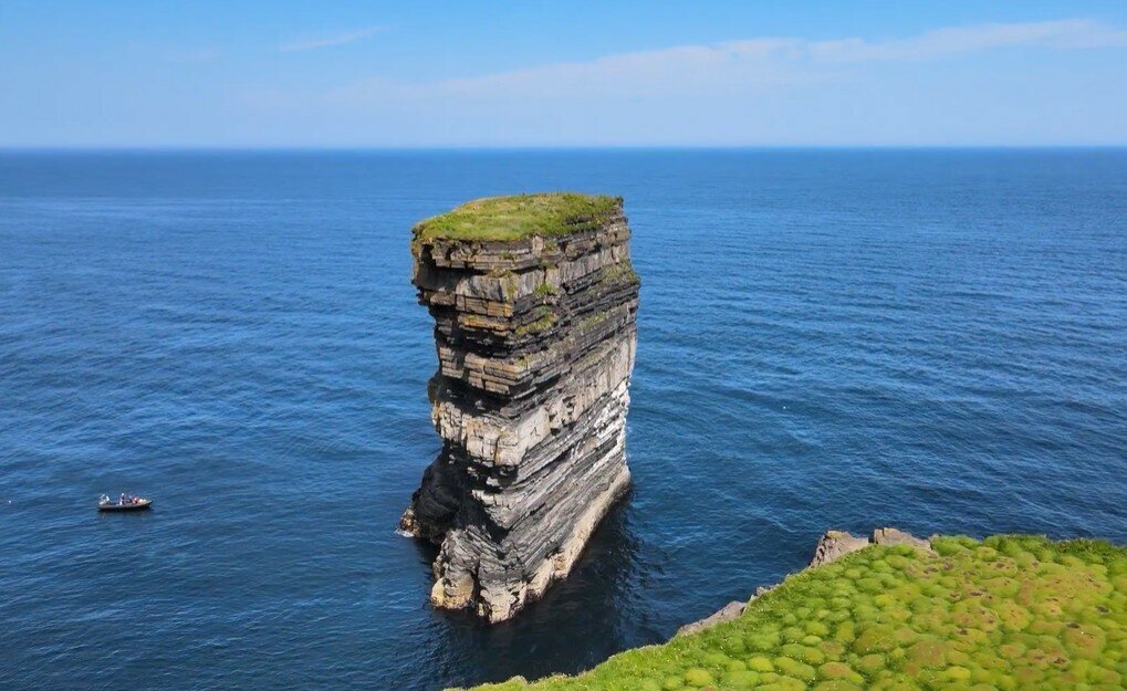 Великолепная скала суровой Ирландии
